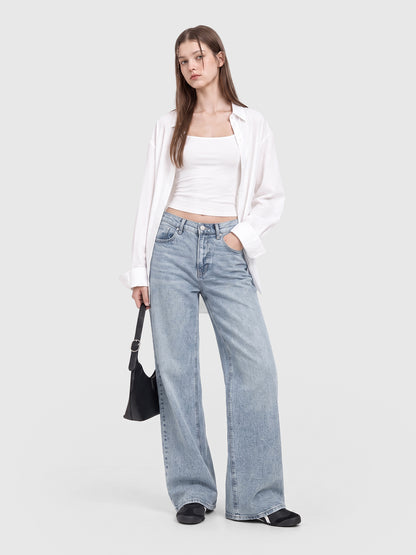 Model wearing BT242207 women's wide-leg denim jeans in Clean Blue, front view