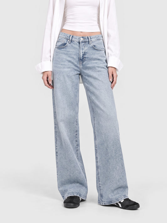 Model wearing BT242207 women's wide-leg denim jeans in Clean Blue, front view 2