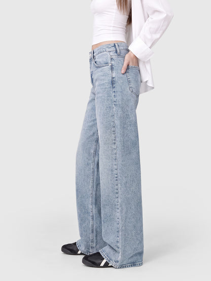 Model wearing BT242207 women's wide-leg denim jeans in Clean Blue, side view