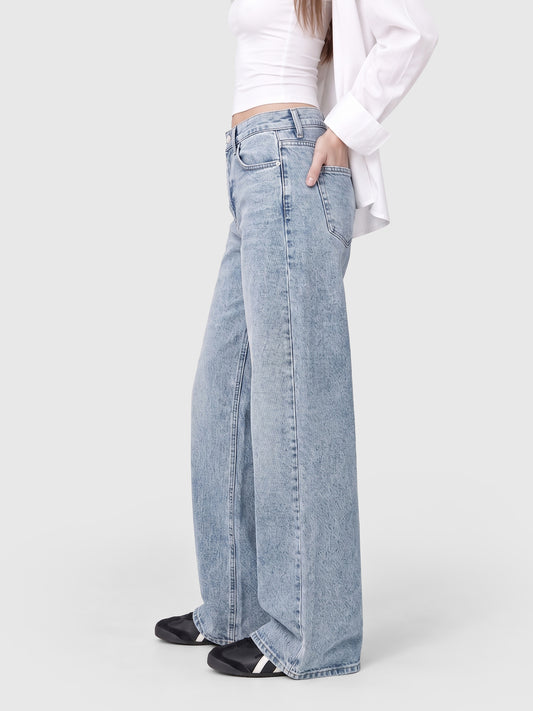 Model wearing BT242207 women's wide-leg denim jeans in Clean Blue, side view
