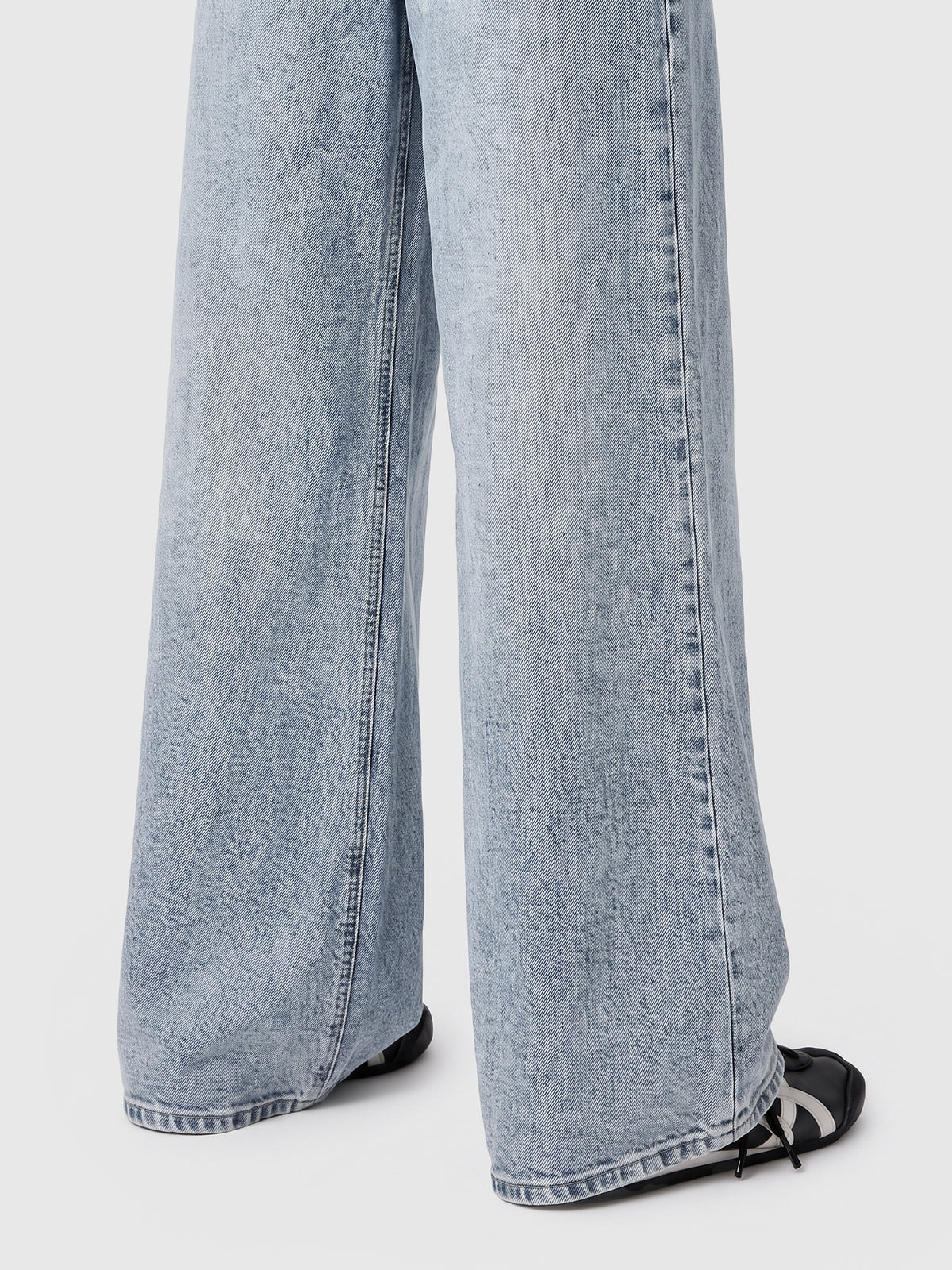 Model wearing BT242207 women's wide-leg denim jeans in Clean Blue, fit detail