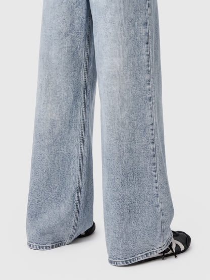 Model wearing BT242207 women's wide-leg denim jeans in Clean Blue, fit detail