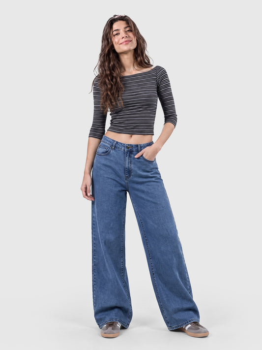 Model wearing JDP2512-15 women's wide-leg denim jeans in Indigo, front view 1