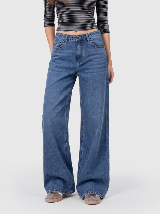 Model wearing JDP2512-15 women's wide-leg denim jeans in Indigo, front view 2