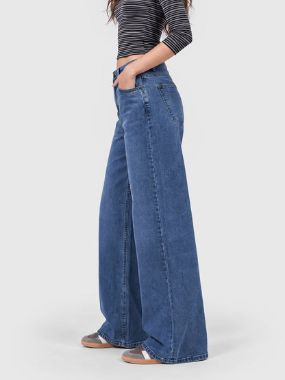 Model wearing JDP2512-15 women's wide-leg denim jeans in Indigo, side view