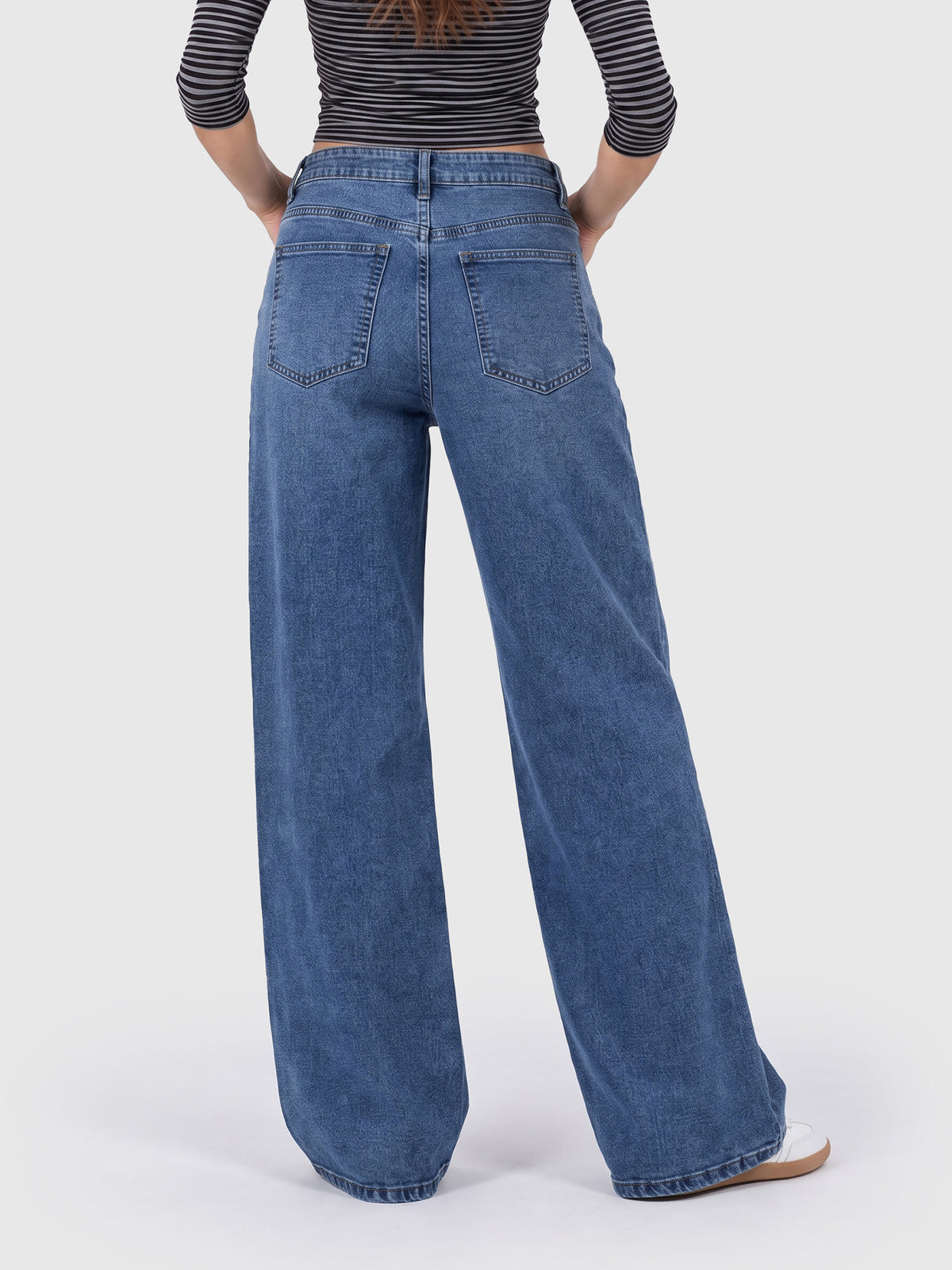 Model wearing JDP2512-15 women's wide-leg denim jeans in Indigo, back view