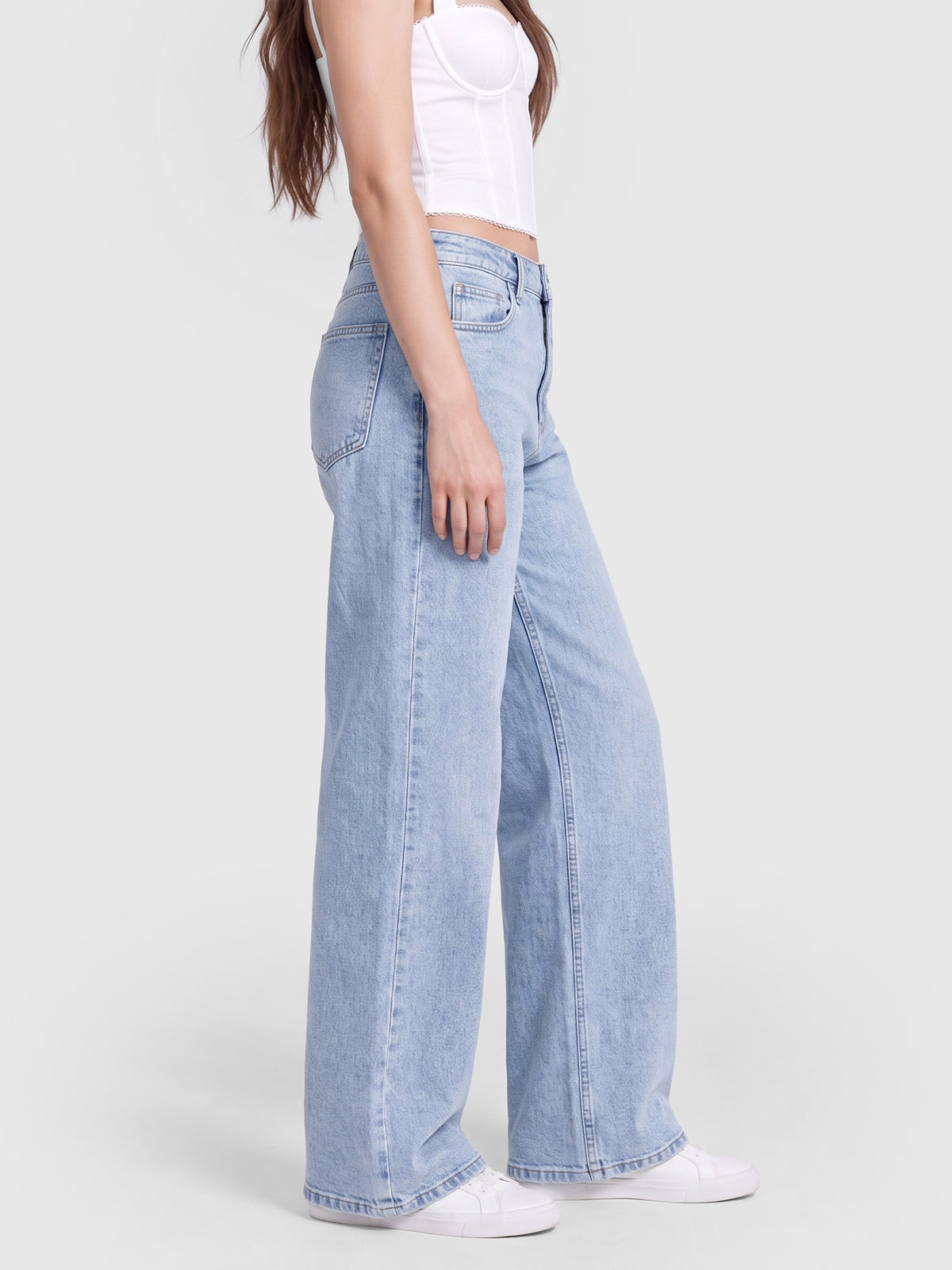 Model wearing JDP2512-15 women's wide-leg denim jeans in Light Blue, side view