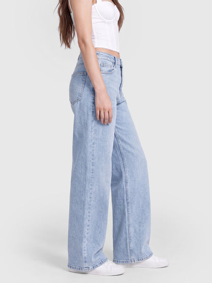 Model wearing JDP2512-15 women's wide-leg denim jeans in Light Blue, side view