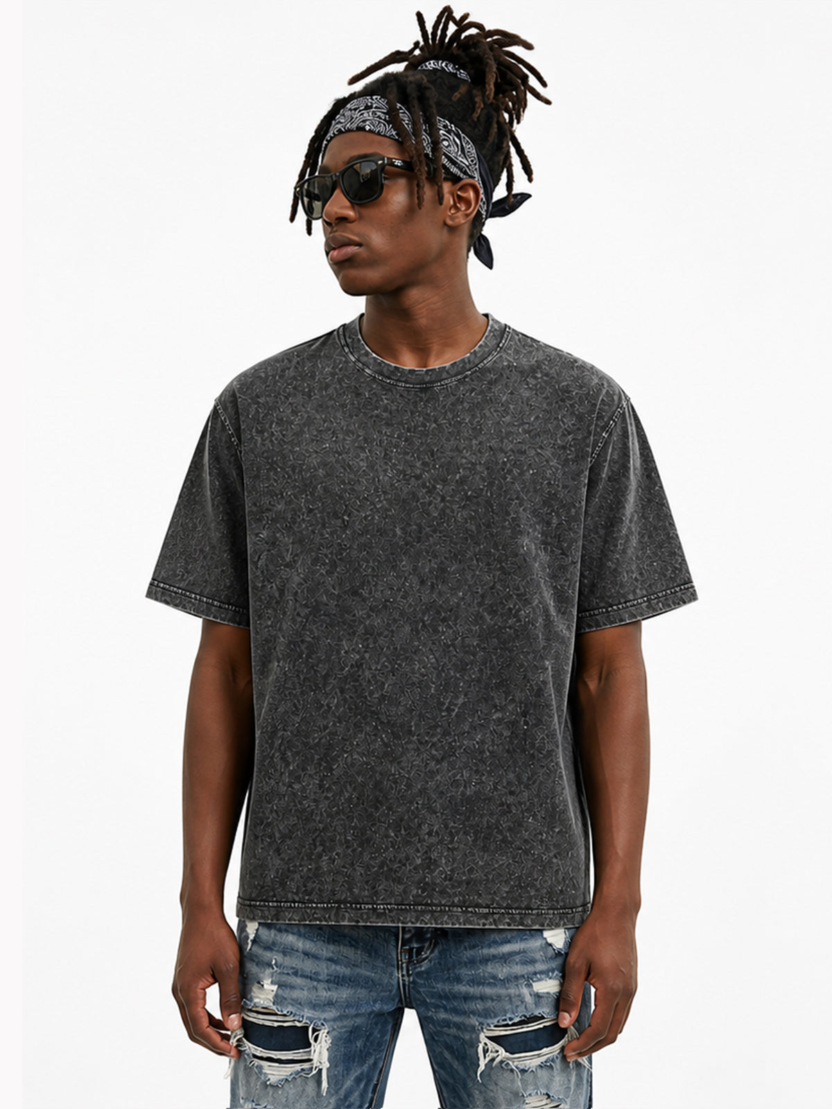Model wearing US005 vintage washed T-shirt in Washed Black, front view